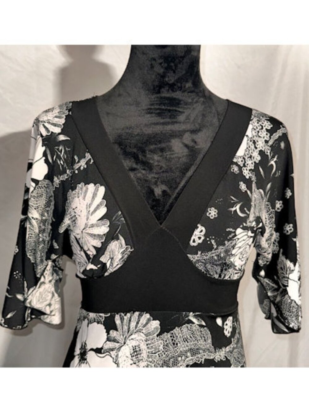 B. Moss Black and White Flowered Knit Dress, X-Small - Picture 2 of 10